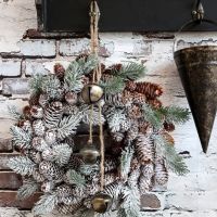Krans med nostagisk julepynt juleklokker hæng på