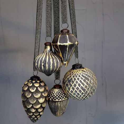 Agern julekugle ophængt med andre forskellige julekugler