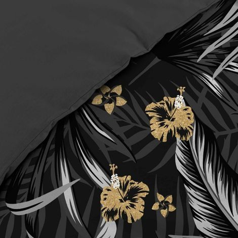 nærbillede af mønsteret fjer og guld blomster på sort sengetøj til dobbeltdyne 240x220 cm