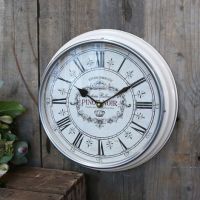 Ur til væg med romertal ophængt på væggen