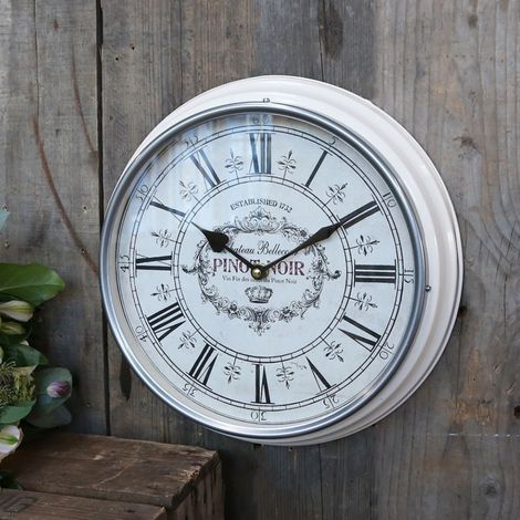 Ur til væg med romertal ophængt på væggen