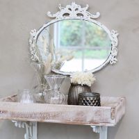 Små glasvaser flot opstillet på et bord med blomster