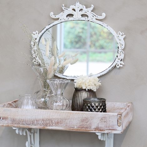 Små glasvaser flot opstillet på et bord med blomster