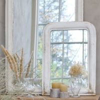 Glas vase klar stående til pynt på bord med tørrede blomster