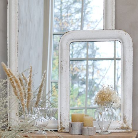 Glas vase klar stående til pynt på bord med tørrede blomster