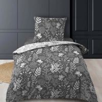 Lysegråt sengetøj 140x200 lagt på en enkeltseng