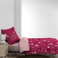 Pink sengetøj redt op på en enkeltseng