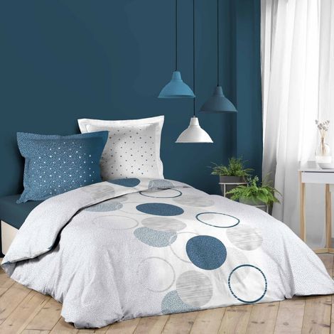 Bomuld sengetøj hvidt med blåt cirkel mønster redt op på dobbeltseng i soveværelset