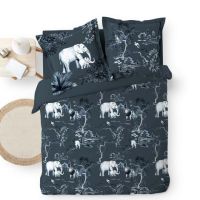 Sengetøj med dyremotiv 240x220 blåt med elefanter, løver, aber og fugle