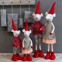 Nissepar julemus der står foran kalendergaverne