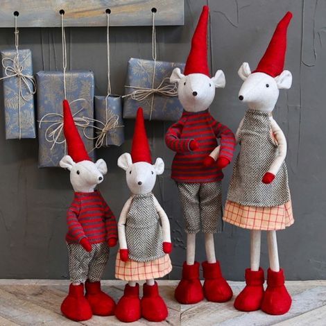 Nissepar julemus der står foran kalendergaverne