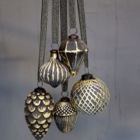 forskellige julekugler ophængt med kogler i guld og antique kul farve