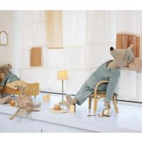 Maileg maxi mus i pyjamas sidder i en stol og en anden maxi mus ligger i en seng