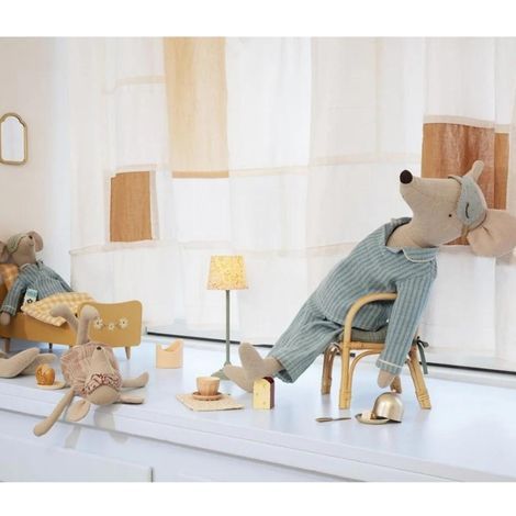 Maileg maxi mus i pyjamas sidder i en stol og en anden maxi mus ligger i en seng