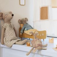 Maileg mus maxi i natkjole med sine muse venner