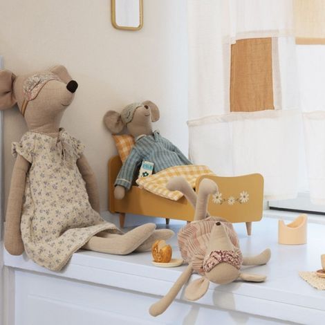 Maileg mus maxi i natkjole med sine muse venner