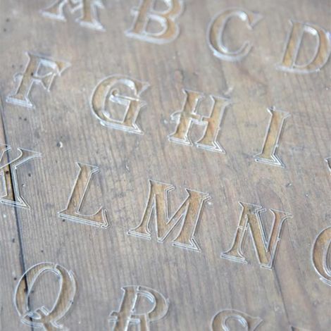 nærbillede af formen på bogstaverne på Maleskabelon med bogstaver