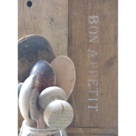 Teksten bon appetit malet op med maleskabelon bogstaver