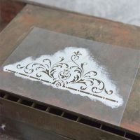 Møbel dekoreres med franske stencils til maling