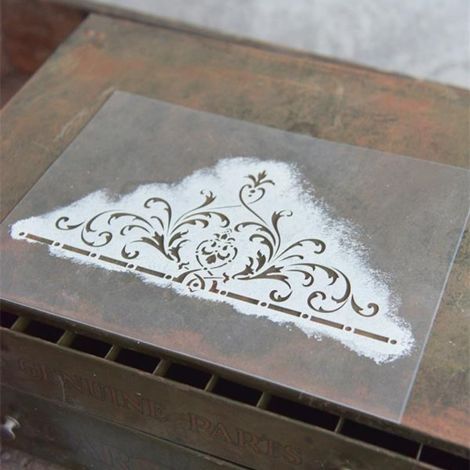 Møbel dekoreres med franske stencils til maling