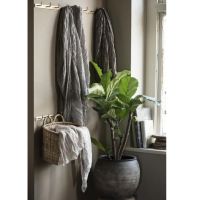 knagerækker til visketykker ophængt på væg i antik messing look