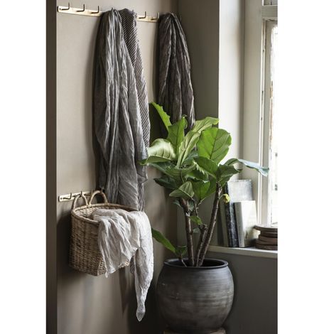 knagerækker til visketykker ophængt på væg i antik messing look