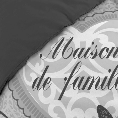 Nærbillede af mønsteret på sengetøj med skrift 240x220