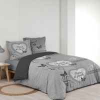 Sengetøj med skrift 240x220 redt op på dobbeltseng