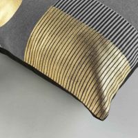 Nærbillede af mønsteret på grå puder aflange