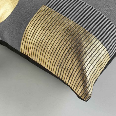 Nærbillede af mønsteret på grå puder aflange