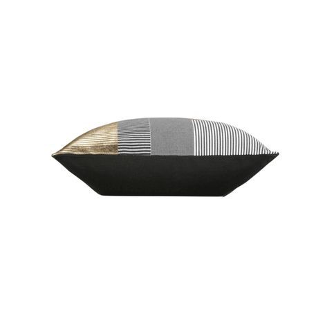 Grå puder aflange 30x50 set fra siden med sort bagside