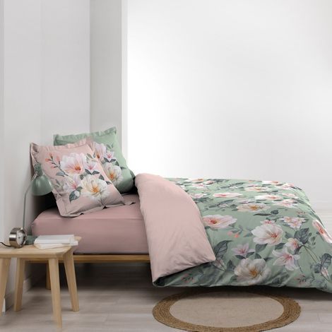 Pastel farvet sengetøj 240x220 set fra siden på dobbeltseng med lyserødt lagen