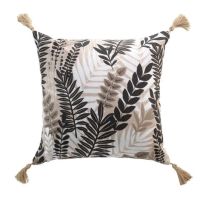 pude 45x45 med kvaster og print i beige sorte farver