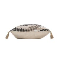 Pude 45x45 set fra siden med beige bagside og kvaster