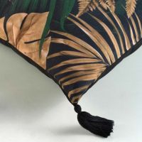 nærbillede af printet på pude med kvaster