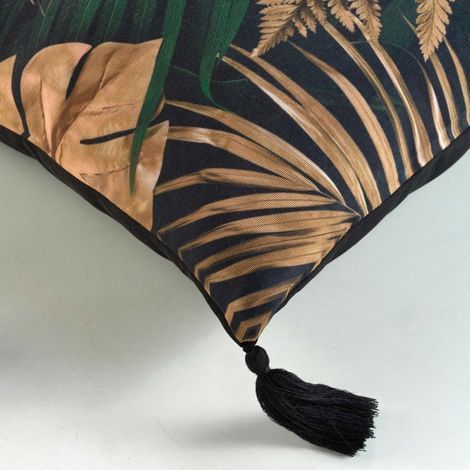 nærbillede af printet på pude med kvaster