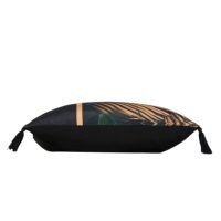 Puder med kvaster set fra siden med sort bagside 45x45