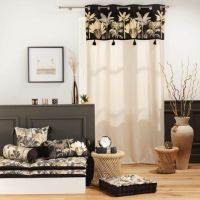 Pyntepuder med guld 30x50 sat sammen med andre dekorative sofapuder