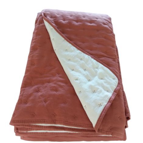 Quiltet sengetæppe 220x240 cm. i brændt orange terracotta farver med hvid bagside