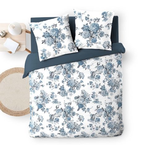 Hvidt sengetøj med blomster i blå farver 240x220 i bomuld