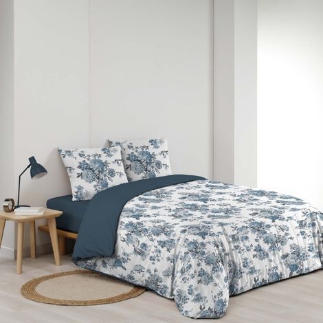 Hvidt sengetøj med blomster redt op på en dobbeltdyne