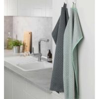2 microfiber viskestykker der hænger på knager i køkkenet