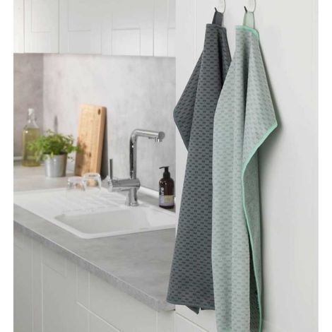 2 microfiber viskestykker der hænger på knager i køkkenet