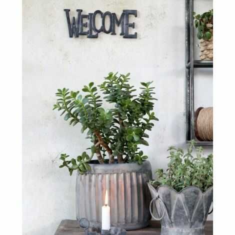 Metal skilt welcome ophængt på væggen med skruer