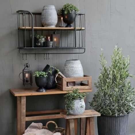 Urtepotte på fod med blomster og planter indendørs til pynt og dekoration