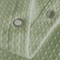 Nærbilled af metal øjer i rustfrit stål på badeforhæng ensfarvet grønt med ekstra længde