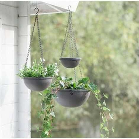 Zinkpotter til ophæng udendørs med planter og blomster i udhænget ved huset