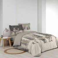 Sengetøj med kronhjort 240x220 redt op på dobbeltsengen i soveværelset