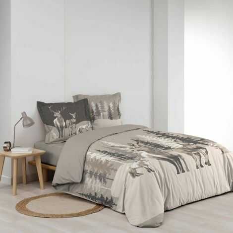 Sengetøj med kronhjort 240x220 redt op på dobbeltsengen i soveværelset