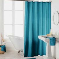 Turkis badeforhæng ophængt på bruseforhængsstangen ved brusekabinen